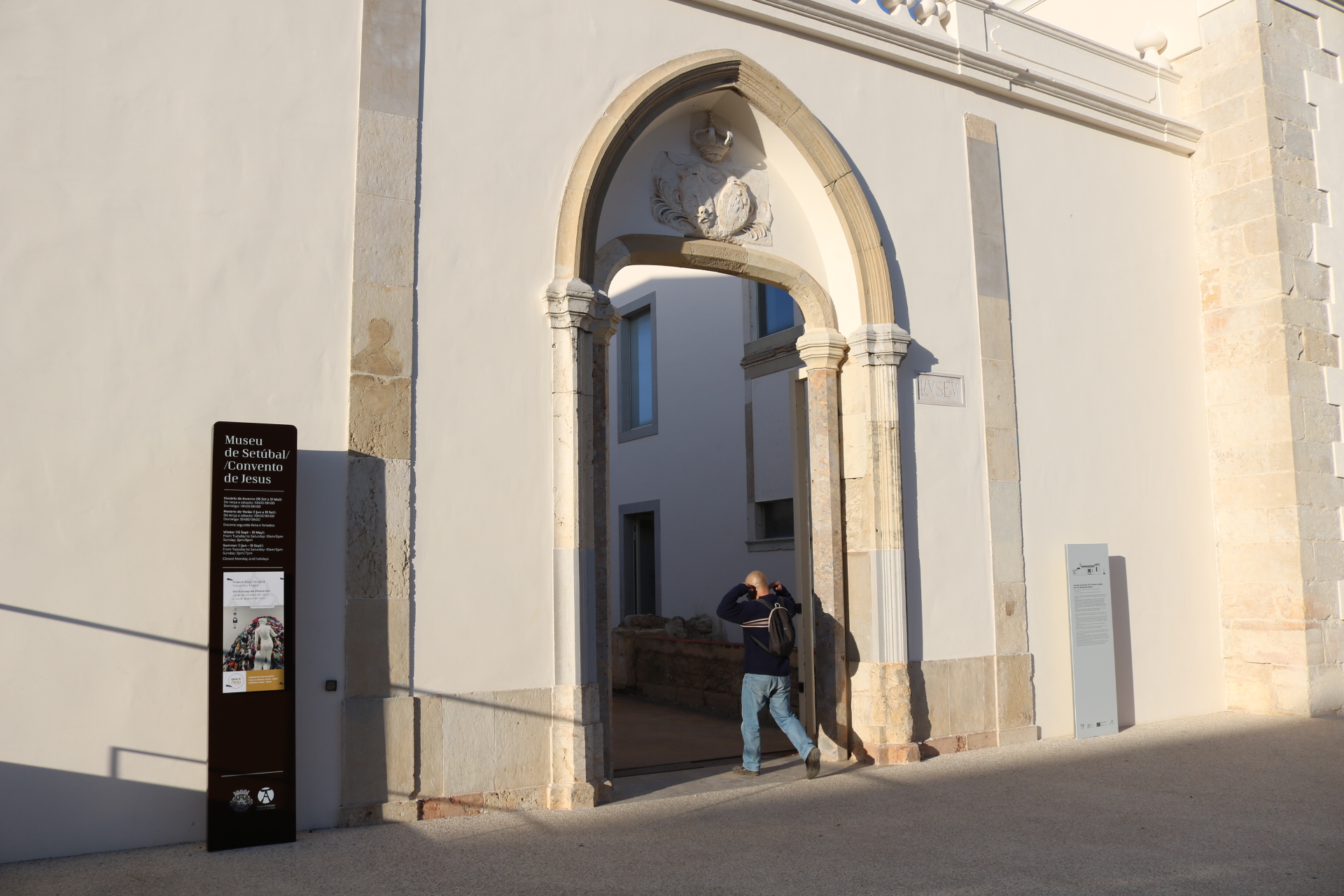 Entrada do Museu de Setúbal ao lado do Convento