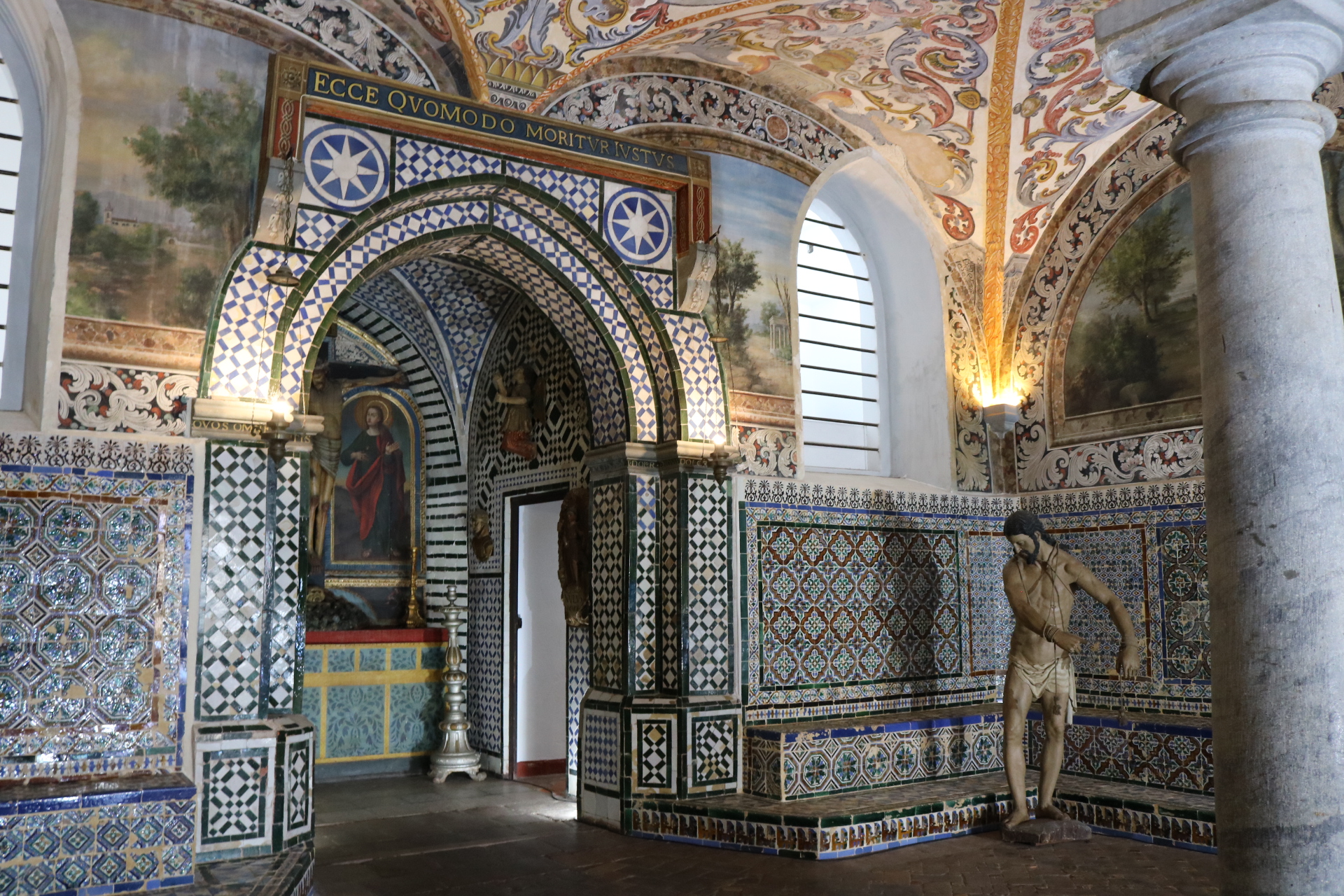 Porta, azulejos e frescos no Museu Regional de Beja