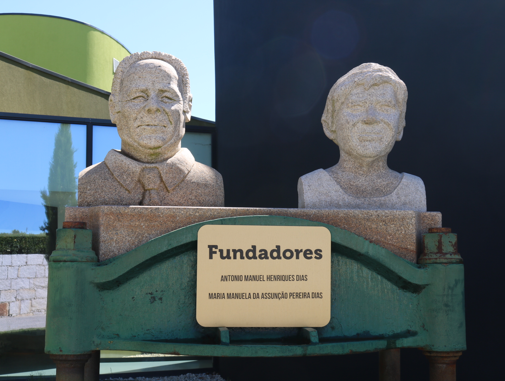 Bustos dos fundadores no exterior do Museu do Azeite