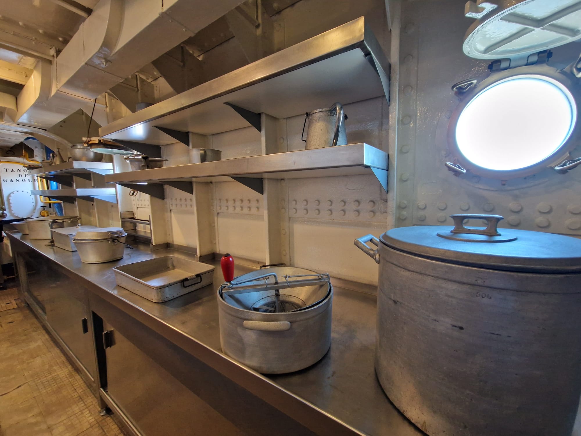 Panelas na cozinha do navio Gil Eannes
