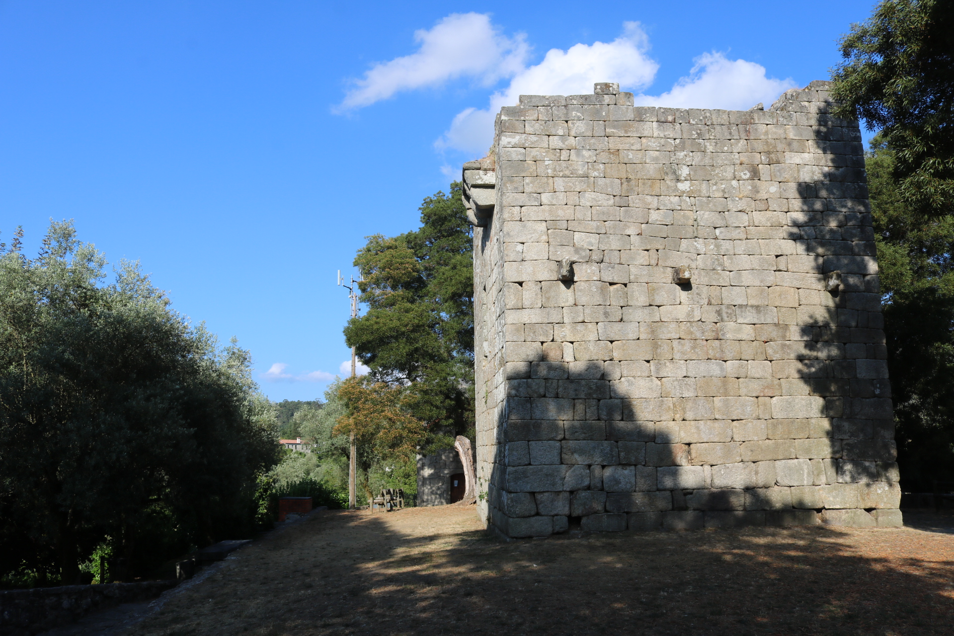 Torre medieval da praia fluvial de Cambra