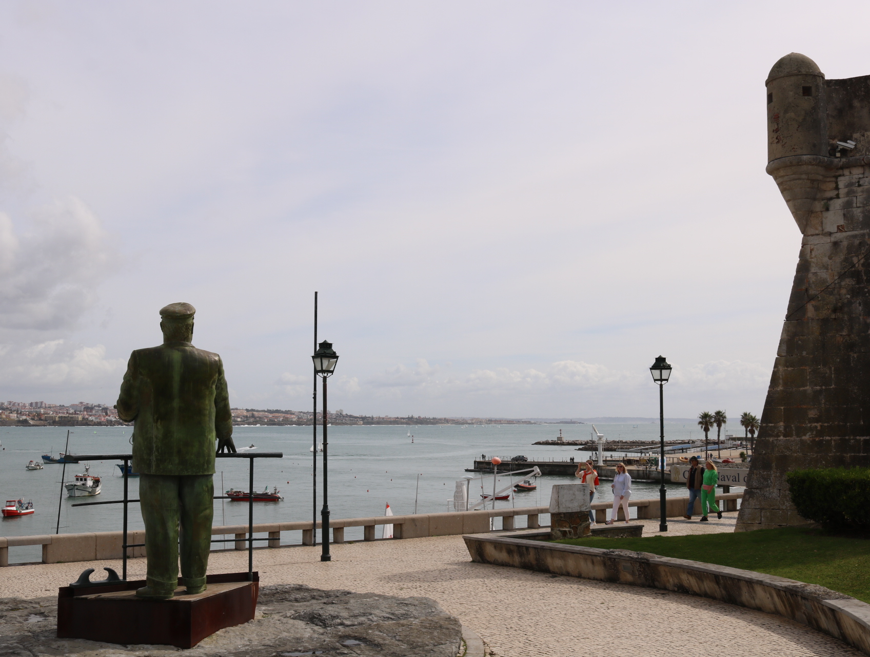 Estátua do rei D. Carlos a olhar a marina de Cascais