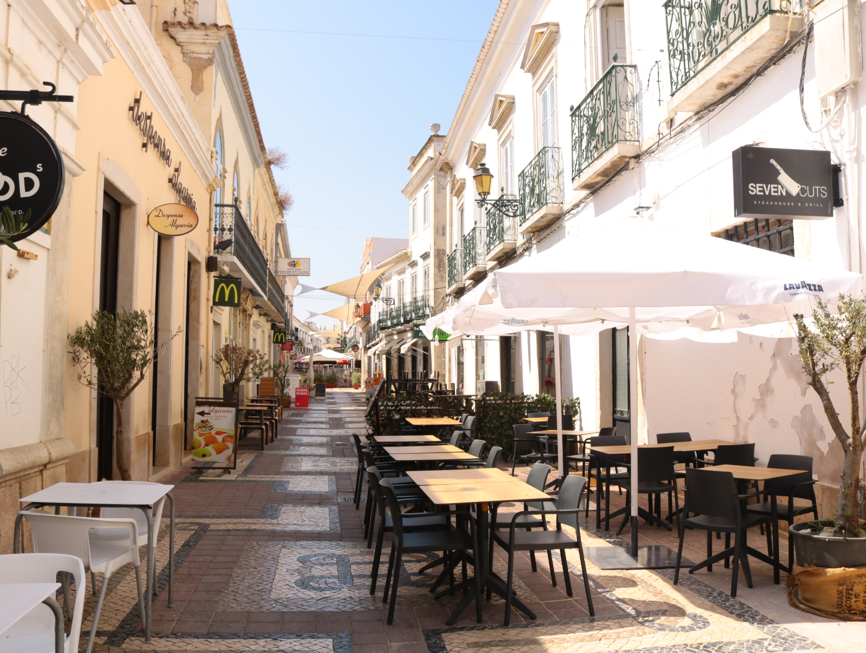Rua do centro histórico de Faro