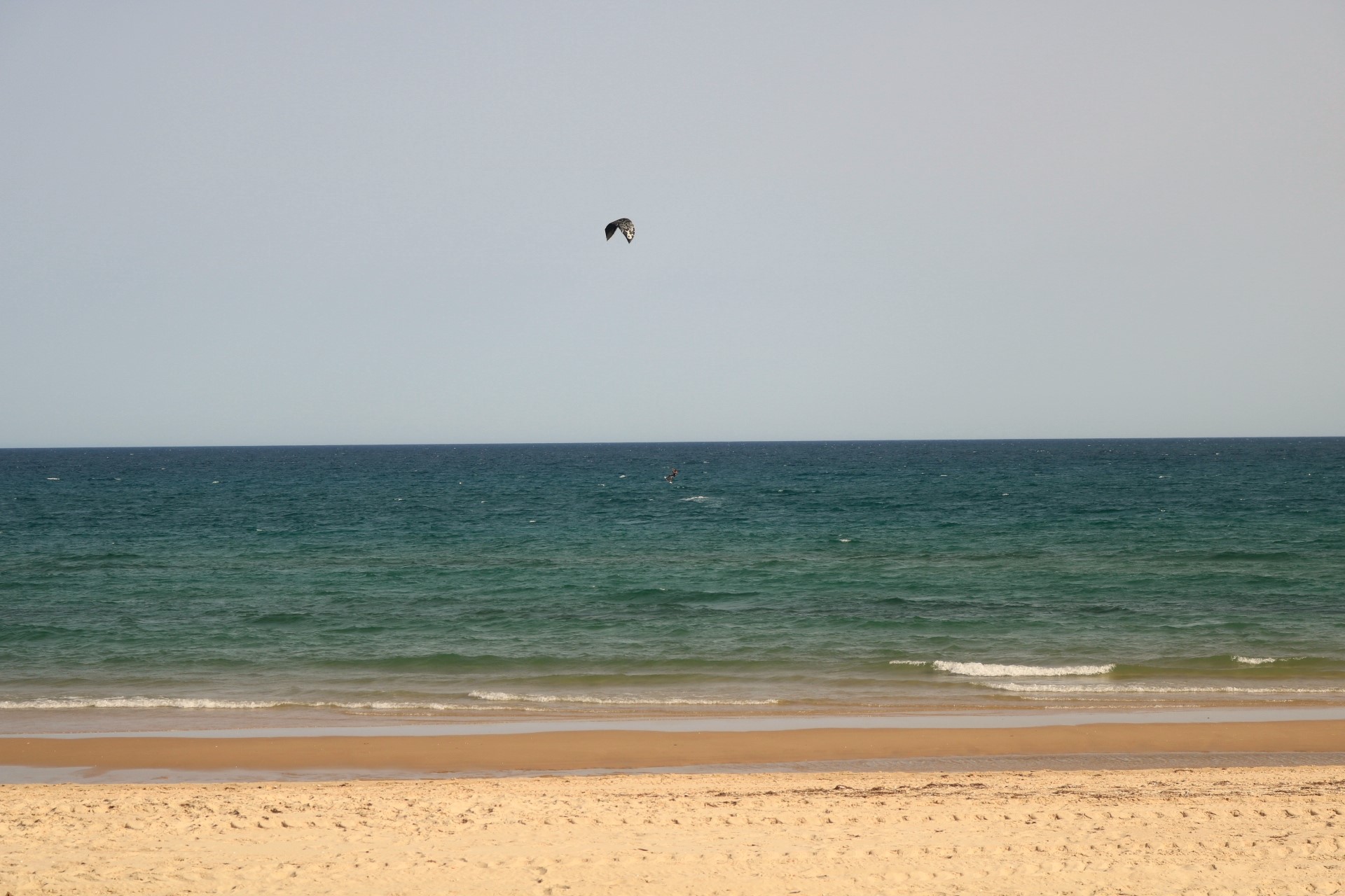 Parapente sobre o mar na praia de Cabanas de Tavira