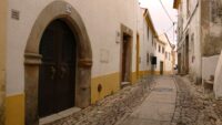 Porta antiga em rua estreita em Castelo de Vide