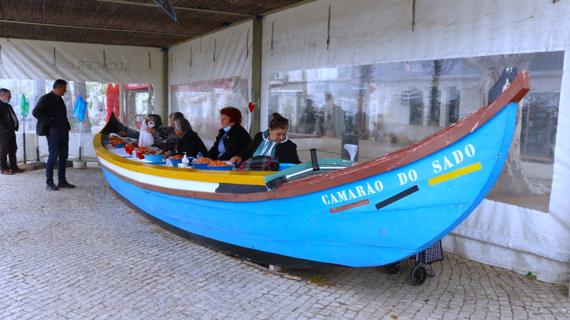 Varinas em Alcácer do Sal a venderem camarão do rio