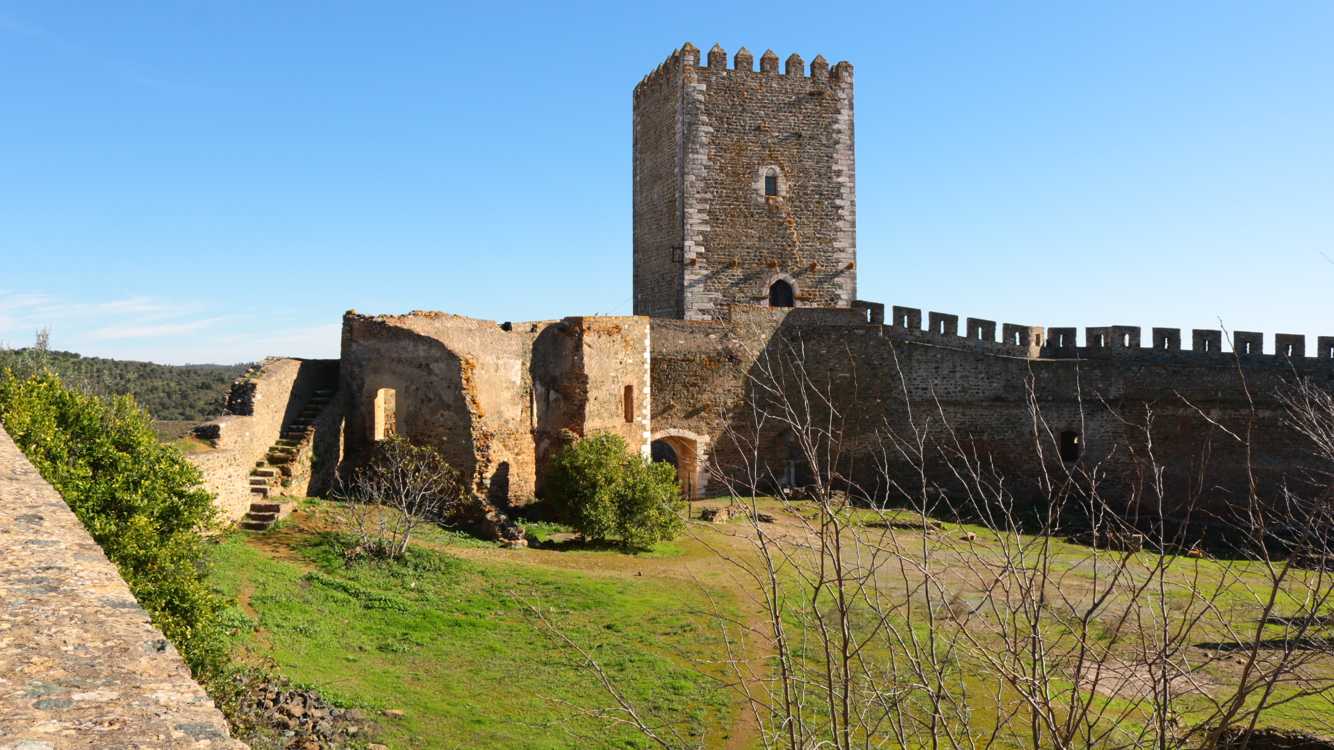 Muralha e torre do castelo de Portel