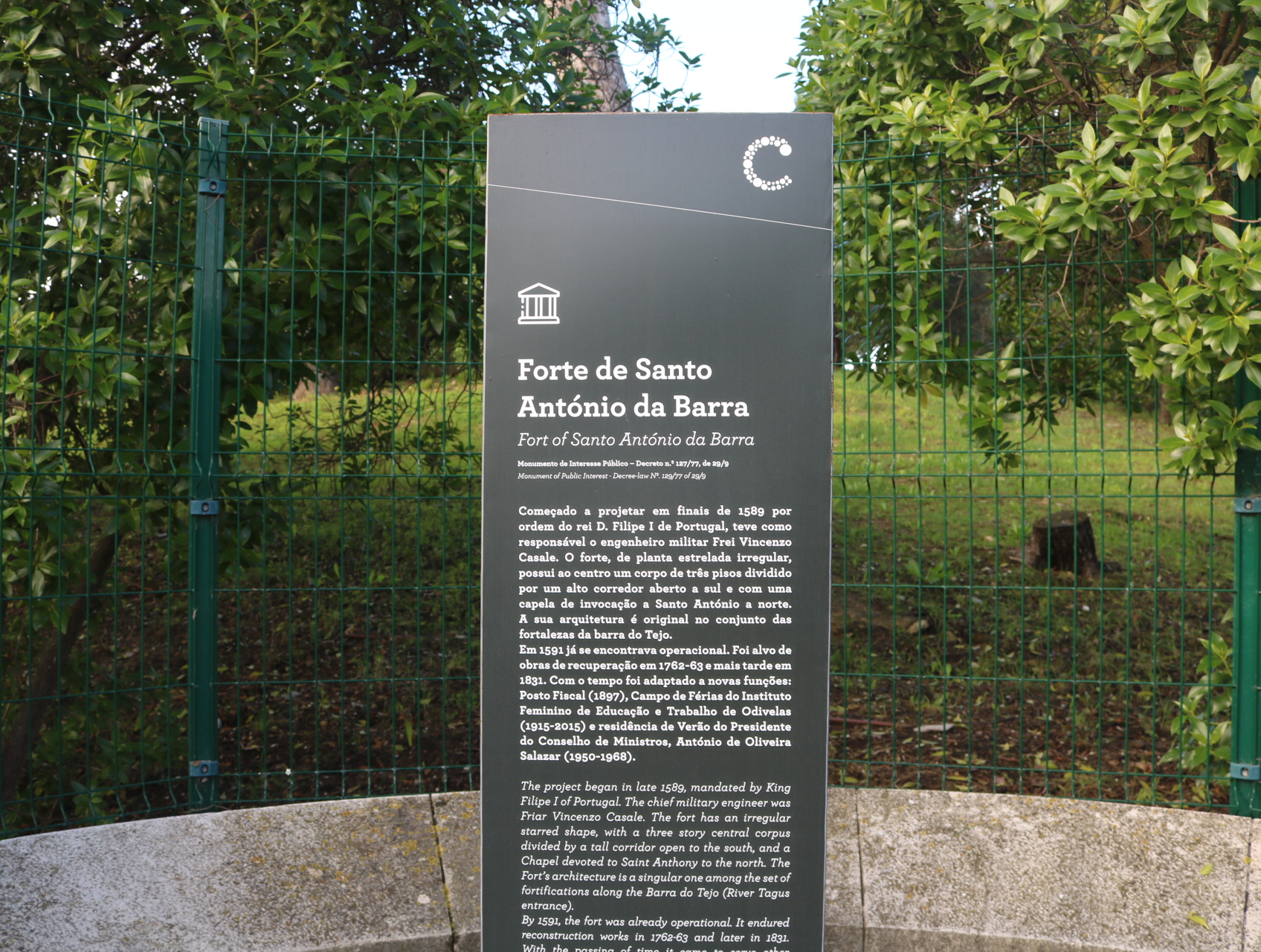 Placa na entrada do Forte de Santo António da Barra