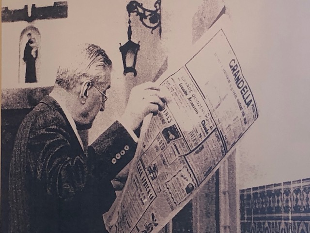 Foto de Salazar a ler o jornal