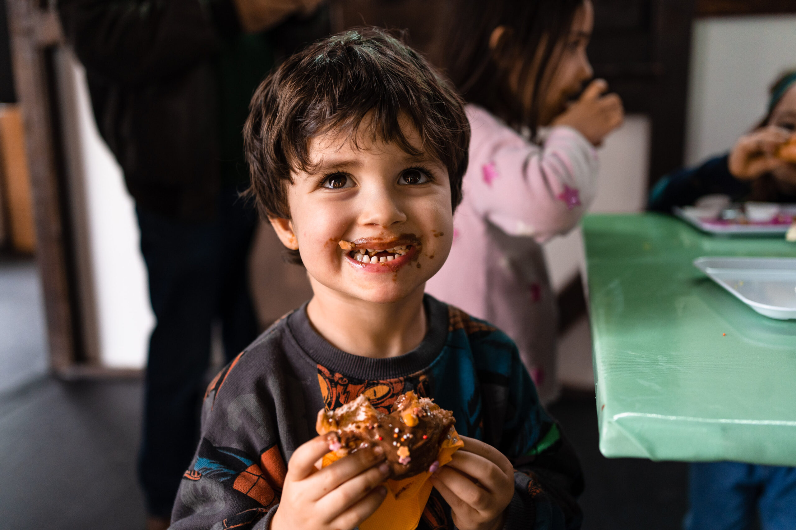 Criança a comer chocolate. Foto: Câmara Municipal de Óbidos